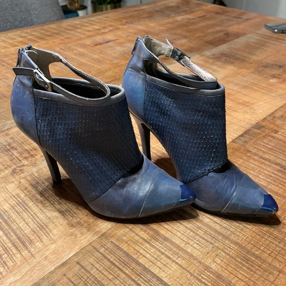 ABS By Allen Schwartz super-unique navy booties - Picture 1 of 9